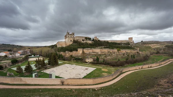 Klooster van Ucles, Castilla la Mancha, Spanje. bewolkte hemel — Stockfoto