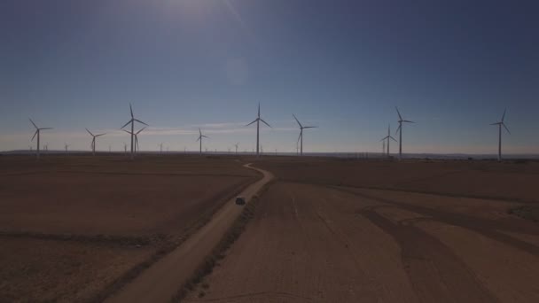 Seguindo um carro preto na fazenda do moinho de vento, luz traseira — Vídeo de Stock