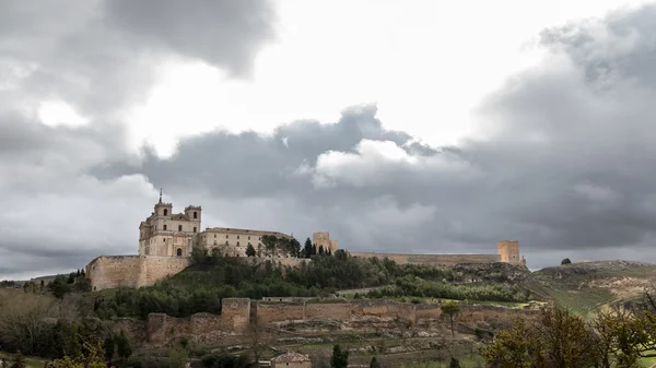 Kolostor, a Ucles, Castilla la Mancha, Spanyolország. felhős ég — Stock Fotó