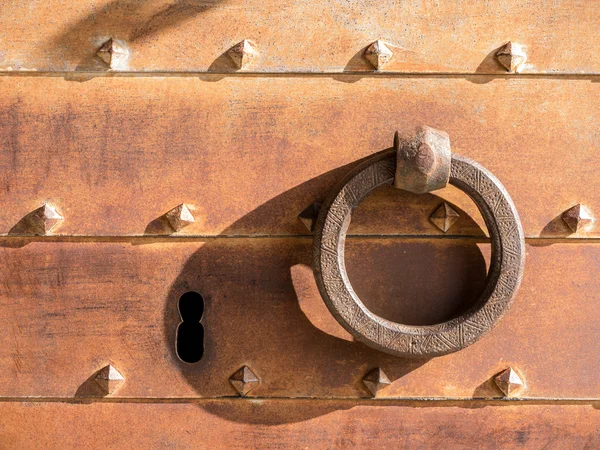 Παλιά κλειδαριά σιδήρου και πόρτα — Φωτογραφία Αρχείου
