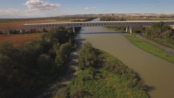 Moderna tåg överbryggar över floden ebro — Stockvideo