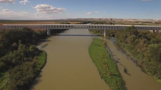 Aproximación al moderno puente ferroviario sobre el río Eebro — Vídeo de stock