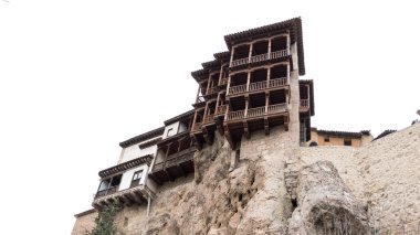 Cuenca ünlü asılı evlerde beyaz gökyüzü karşı