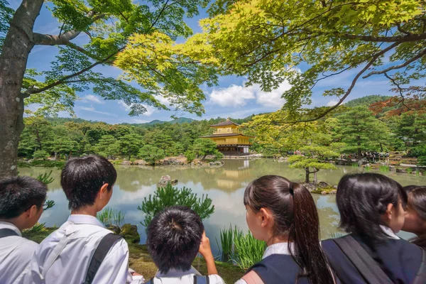 ゴールデン パビリオンを訪れる日本人観光客 — ストック写真