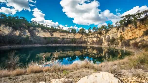 Vidvinkel runda sjöar i palancares, Cuenca. Glidande kamera — Stockvideo