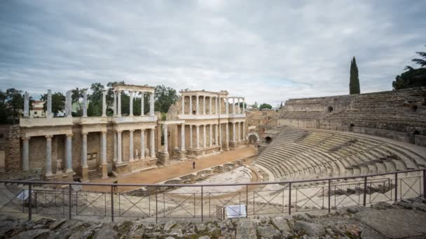 Timelapse rozmazané turistů a římské divadlo v Merida — Stock video
