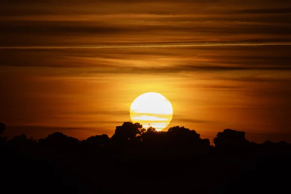 Solnedgång över bergen med kommunikation torn — Stockfoto