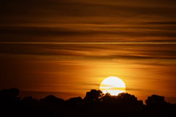 Solnedgång över bergen med kommunikation torn — Stockfoto