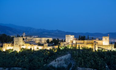 Alhambra antik Arapça Kalesi, günbatımı. Granada, İspanya.