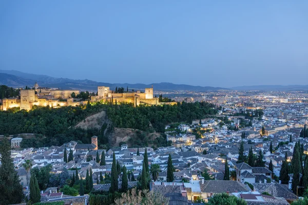 Starověké Arabská pevnost Alhambra v horní části Granada, Španělsko. — Stock fotografie