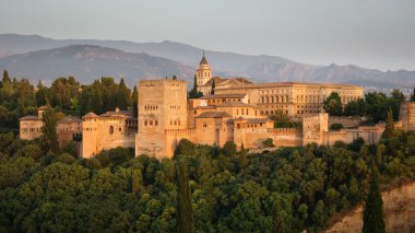 Alhambra Arapça kale alacakaranlıkta, İspanya.