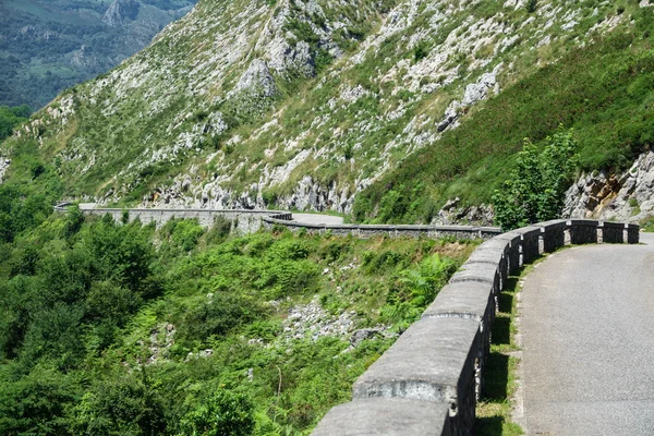 Le célèbre Covadonga vélo haute pente de la huesera — Photo