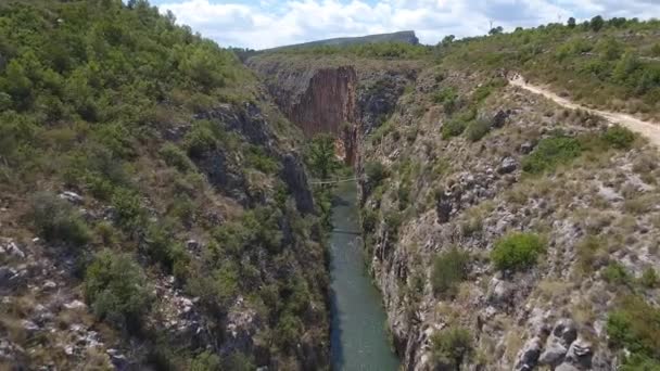 A légi felvétel a kanyon és a függőhidak Chulilla városában — Stock videók