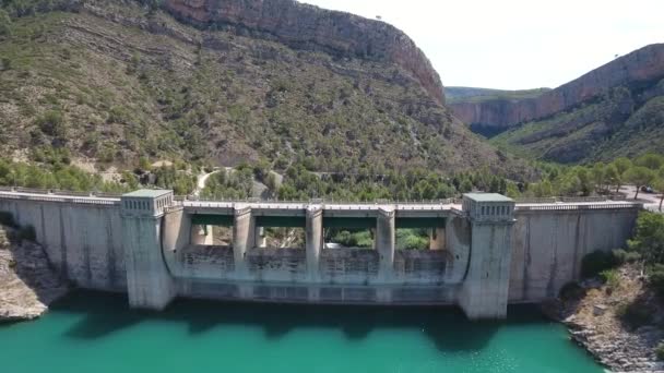 Voando sobre a barragem — Vídeo de Stock