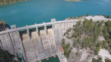 Baraj, azalan üzerinde uçan