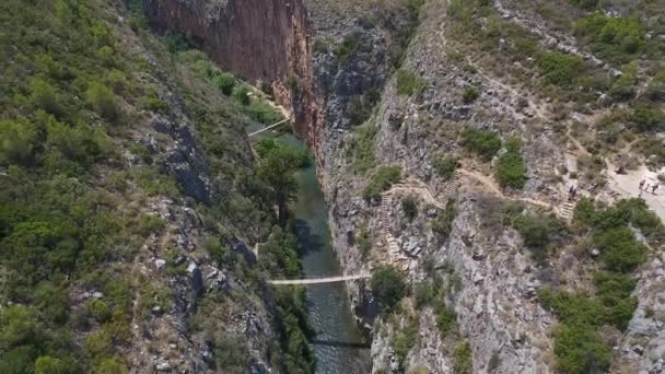 A légi felvétel a kanyon és a függőhidak Chulilla városában — Stock videók