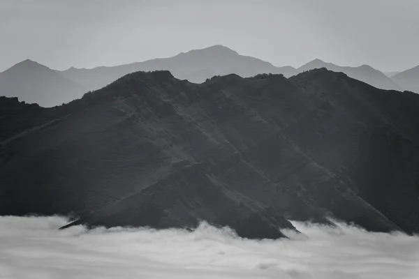 Over de wolken en mist onder Bergen — Stockfoto