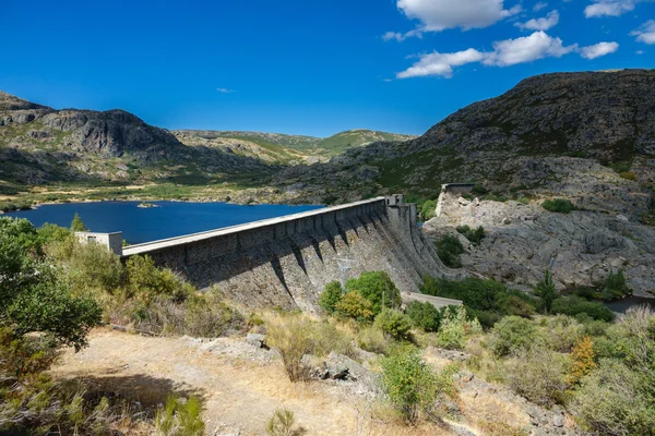 Zamora, İspanya, geniş açılı daraltılmış Sanabria Barajı — Stok fotoğraf