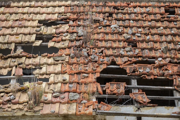 壊れたタイルの屋根 — ストック写真
