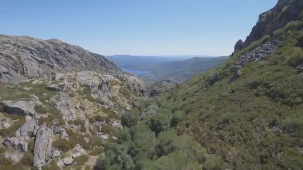 Kanyon doğru Sanabria göl üzerinde uçan — Stok video