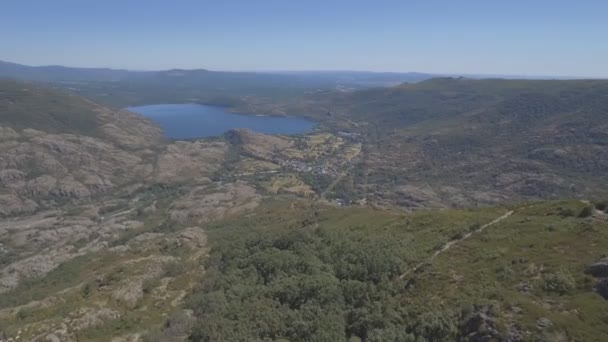 Літаючих off Sanabria озеро — стокове відео