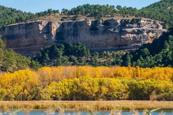 Autumn colors and huge cliffs over the lake — Stock Photo, Image