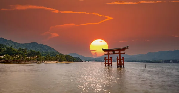 Spectacular composition of Miyajima Torii and sun — Stock Photo, Image