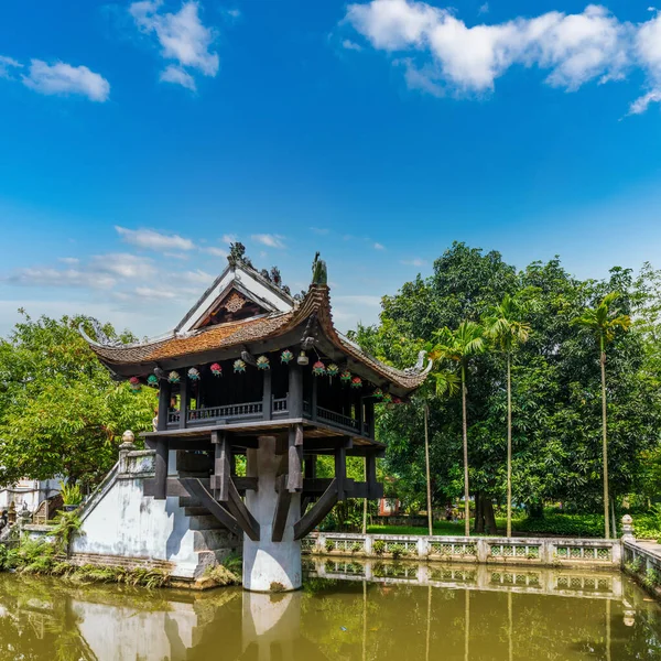 Hanoi 'de metin alanı olan bir Sütun Pagoda — Stok fotoğraf