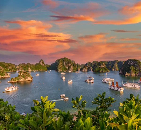 Halong Bay composición con cielo naranja y nubes, Vietnam — Foto de Stock
