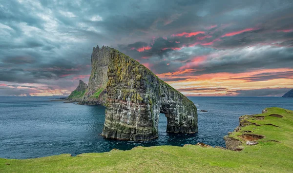 Niesamowita brama Drangarnir z chmurami na Wyspach Owczych — Zdjęcie stockowe