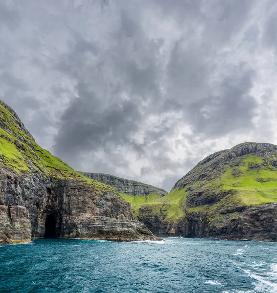 Spettacolare Vestmanna ripide scogliere nelle Isole Faroe — Foto Stock