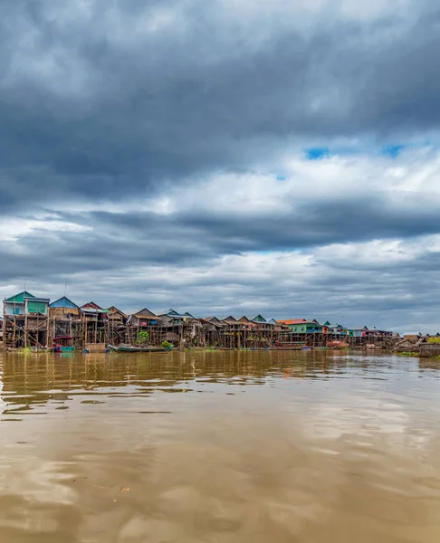 Vila flutuante de Kampong Phluk no Camboja — Fotografia de Stock