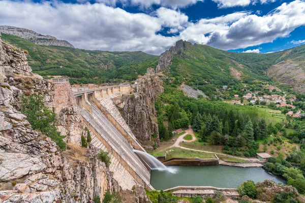 Zigzag basamakları ve köy ile baraj sızıntısı görünümü — Stok fotoğraf