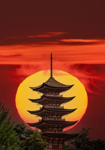 Composition de la pagode japonaise et le soleil énorme — Photo