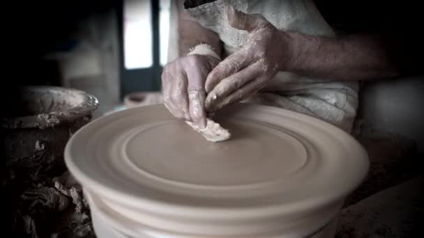 Pottenbakker werkt op traditionele wijze — Stockvideo