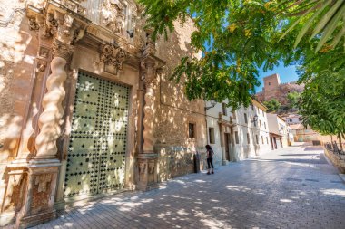 Almansa 'yı ziyaret eden turistin tanınmayan arka görüntüsü