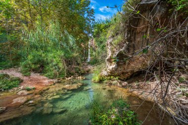 Derenin tepesinde saklı şelale