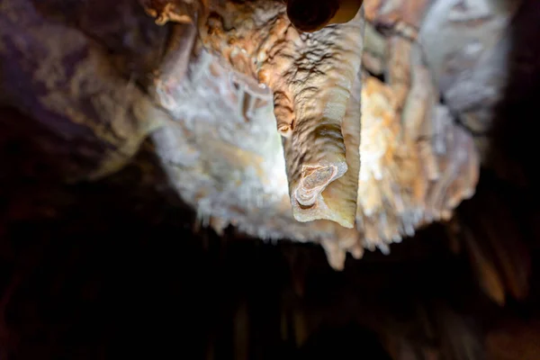 Estalactite quebrado enorme na caverna com espaço de texto — Fotografia de Stock