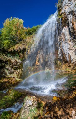 Jucar nehri kaynağının yanındaki şelale, uzun pozlama dikey bileşimi