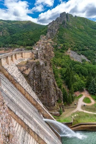 Zigzag basamaklarıyla barajın dikey birleşimi — Stok fotoğraf