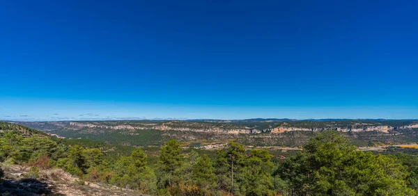 Cordillera de Cuenca bajo cielo azul claro —  Fotos de Stock