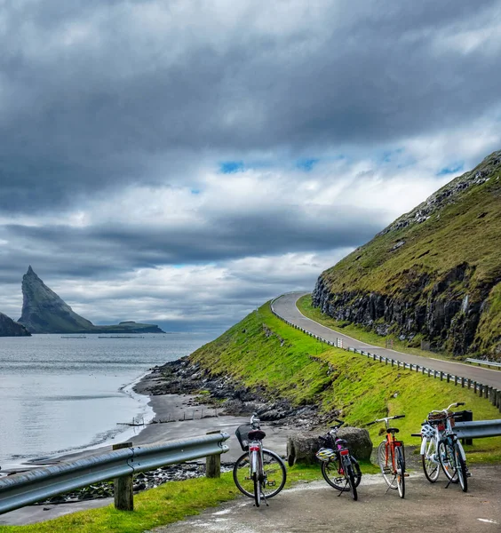 Bicycles parked near high slope iconic road — Stock Photo, Image