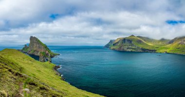 Drangarnir kapısı ve Tindholmur zirvesinin muhteşem manzarası.