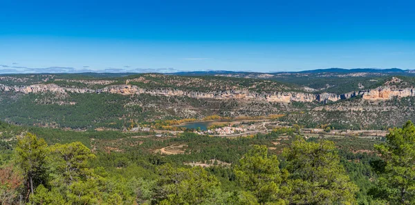 Cordillera de Cuenca bajo cielo azul claro sobre el horizonte —  Fotos de Stock