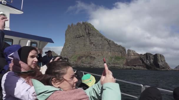 Turistas não identificados desfrutam de uma vista magnífica de Drangarnir — Vídeo de Stock