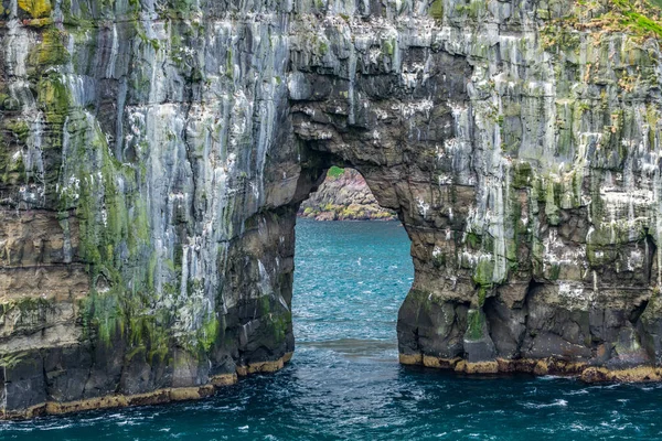 海のトンネルとしての岩の穴 — ストック写真