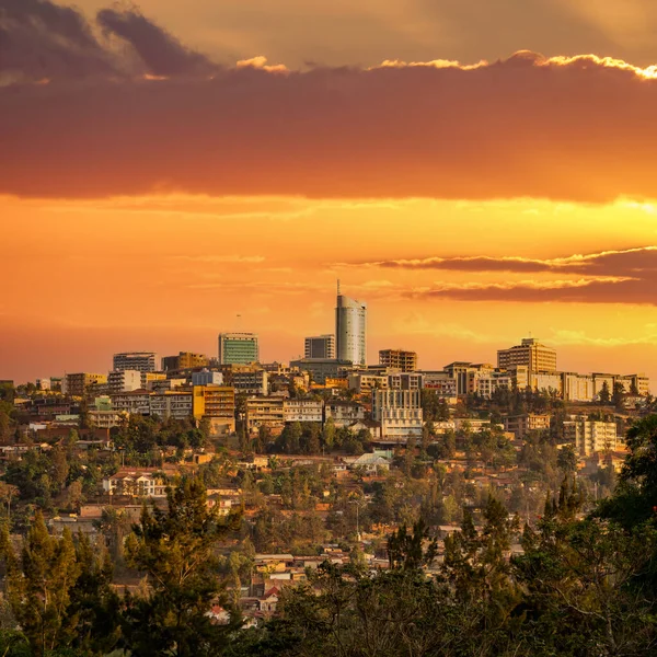 Rascacielos del centro de Kigali en la cima de la colina al atardecer — Foto de Stock