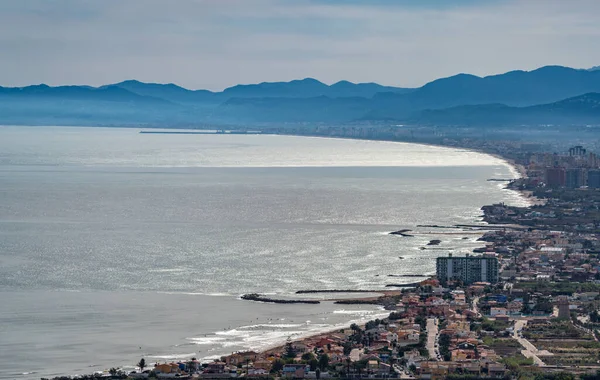 Largo tiro de golfo costero con área altamente desarrollada — Foto de Stock