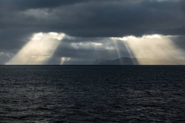 Adaların ve okyanusun üzerindeki kara bulutlar.