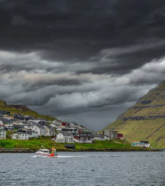 Storm over Klaksvik met boot terug naar haven — Stockfoto